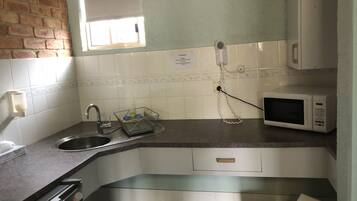 Apartment, 2 Bedrooms | Dapur kecil peribadi | Peti sejuk, cerek elektrik