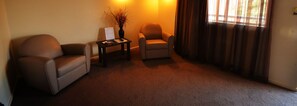 Deluxe-Suite | Wohnbereich | 48-Zoll-Flachbildfernseher mit Digitalempfang, Fernseher