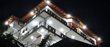 Façade de lâhĂ©bergement - soirĂ©e/nuit