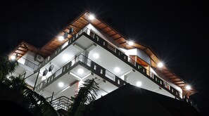 Façade de l’hébergement - soirée/nuit