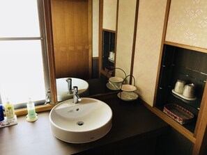 Combined shower/bathtub, free toiletries, hair dryer, slippers