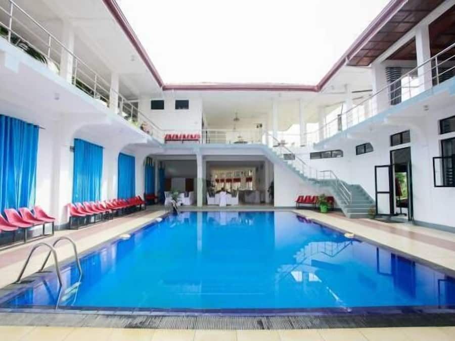 Hồ bơi ngoài trời