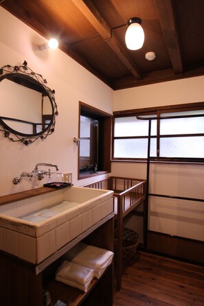 Standard Family Room | Bathroom | Separate tub and shower, deep soaking tub, free toiletries, hair dryer - Guest House Ui-ca (Kanazawa)