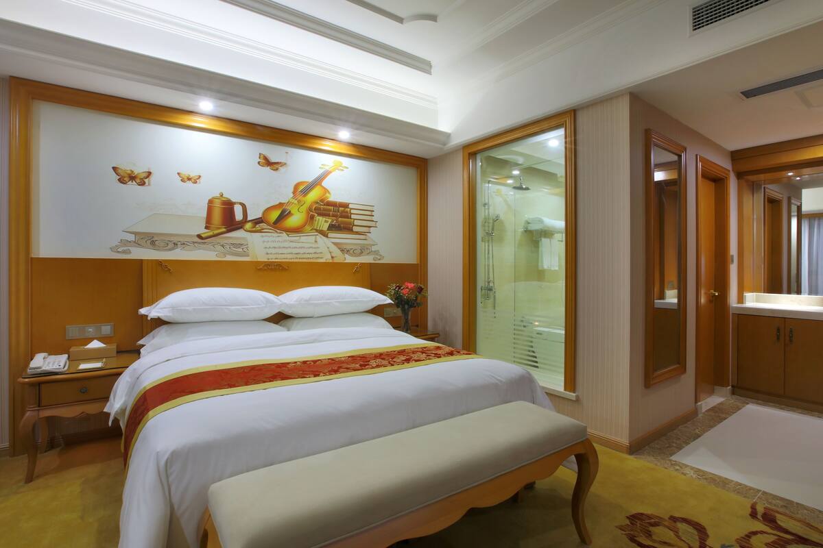 Deluxe Room, 1 Queen Bed | Desk, blackout drapes, iron/ironing board (on request), WiFi (free)