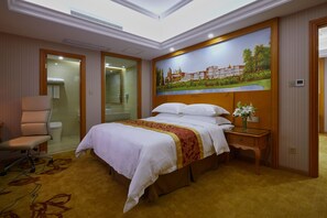 Escritorio, cortinas opacas, tabla de planchar con plancha y wifi gratis