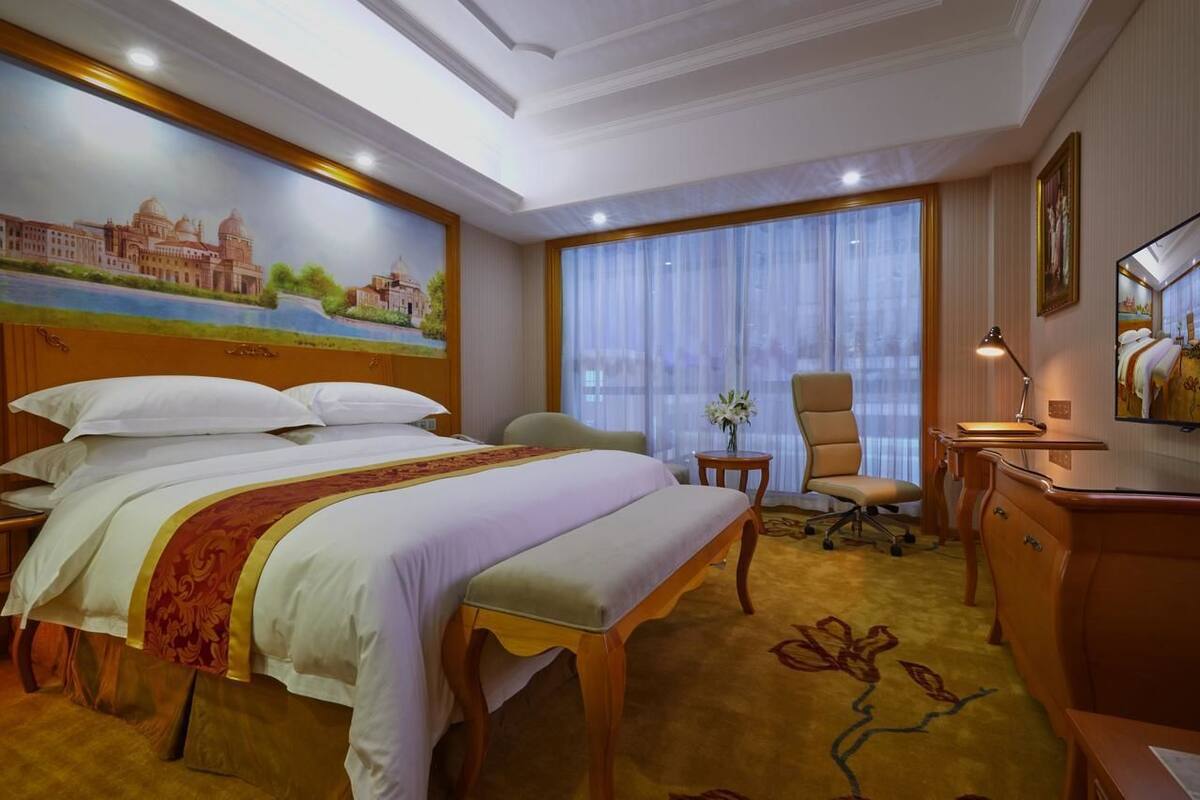 Executive Room, 1 Queen Bed | Desk, blackout drapes, iron/ironing board (on request), WiFi (free)