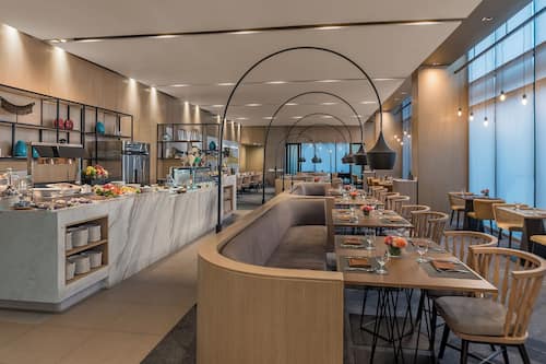 Petit déjeuner buffet servi tous les jours en supplément