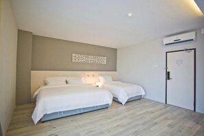 Premier | Desk, iron/ironing board, free WiFi