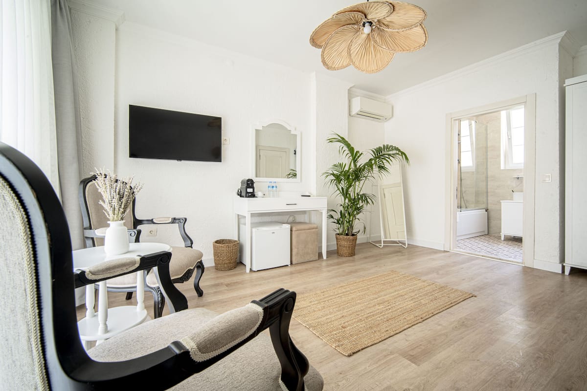 Deluxe Room | Minibar, desk, iron/ironing board, free WiFi