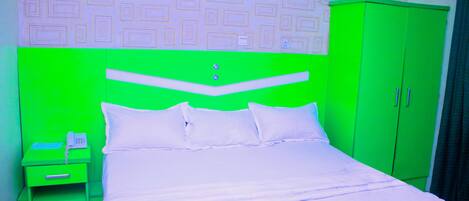 Standardzimmer | Individuell dekoriert, individuell eingerichtet, Schreibtisch