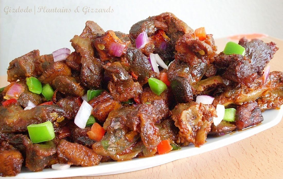 Un plato de carne con verduras.