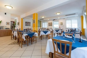 Lunch and dinner served, Italian cuisine