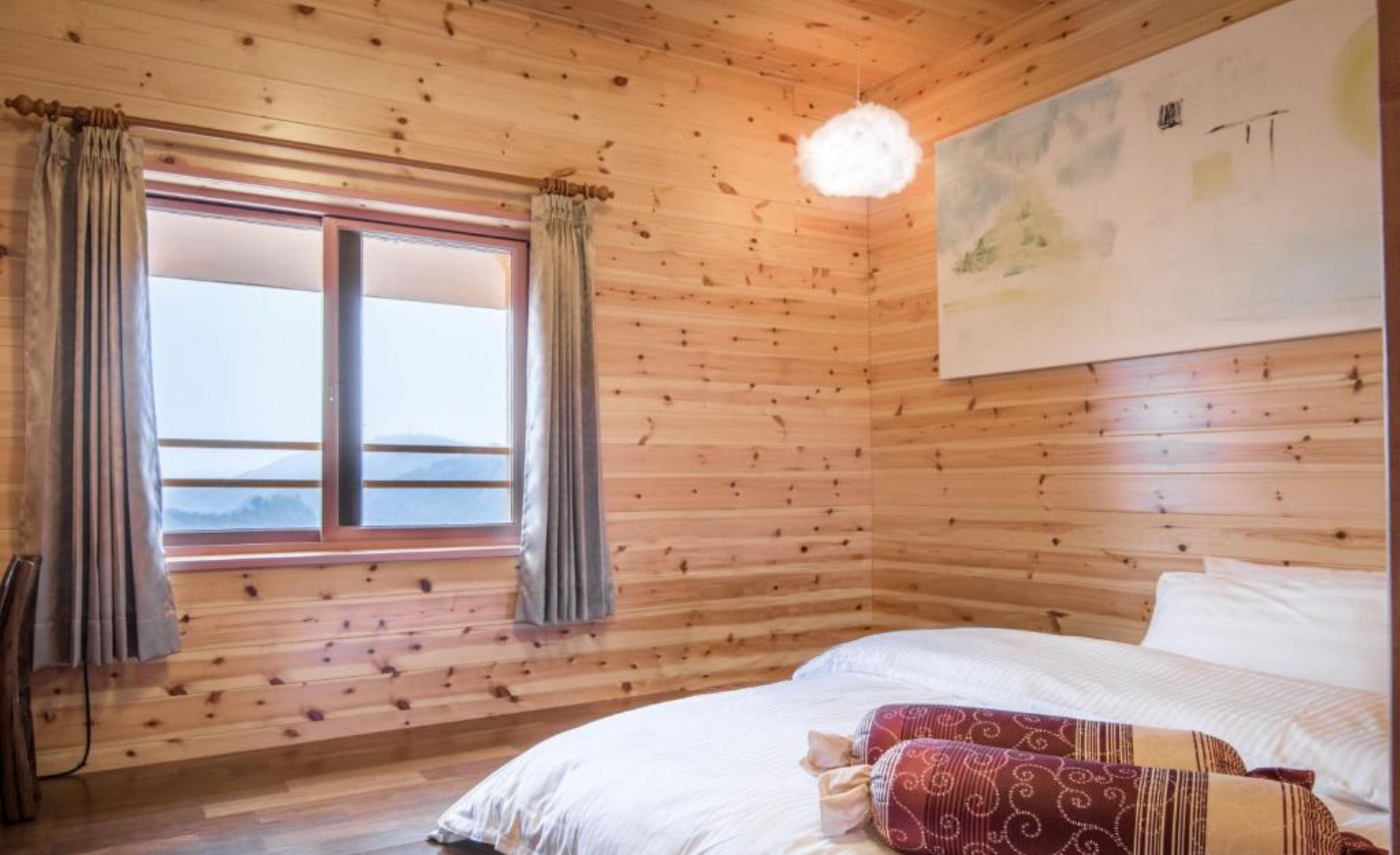 Double Room, Mountain View | Gebar bulu kapas, langsir/tirai gelap terus, Wi-fi percuma 