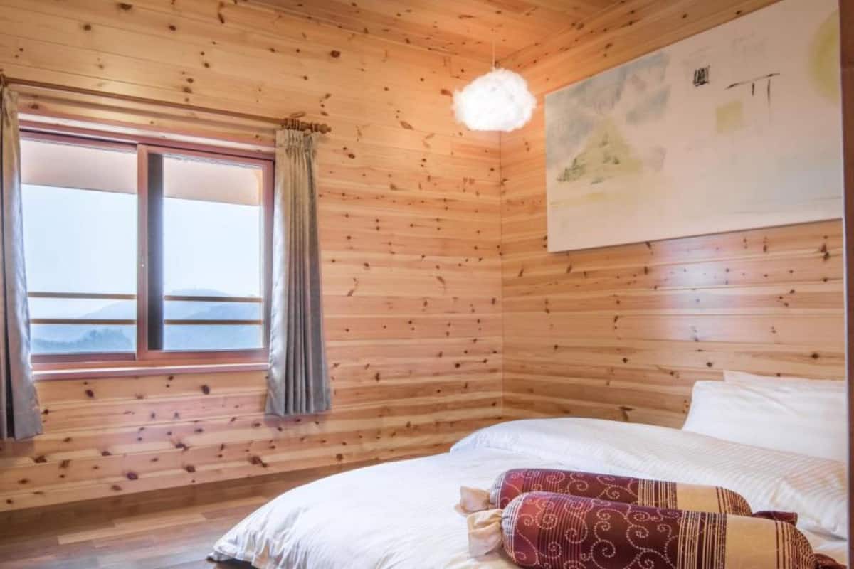 Habitación doble, vista a la montaña | Edredón, cortinas blackout, wifi gratis y decoración personalizada