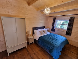 غرفة مزدوجة - بمطبخ مصغر (Log Cabin with  kitchen) | 1 غرفة نوم ومكواة/لوح كي وواي فاي مجانًا وملاءات أسرّة