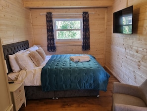 双人房, 简易厨房 (Log Cabin with kitchen) | 1 多间卧室、熨斗/熨衣板、免费 WiFi、床单