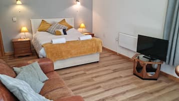 Double Room, Kitchenette (Large Double Room with Kitchen) | 1 bedroom, iron/ironing board, free WiFi, bed sheets