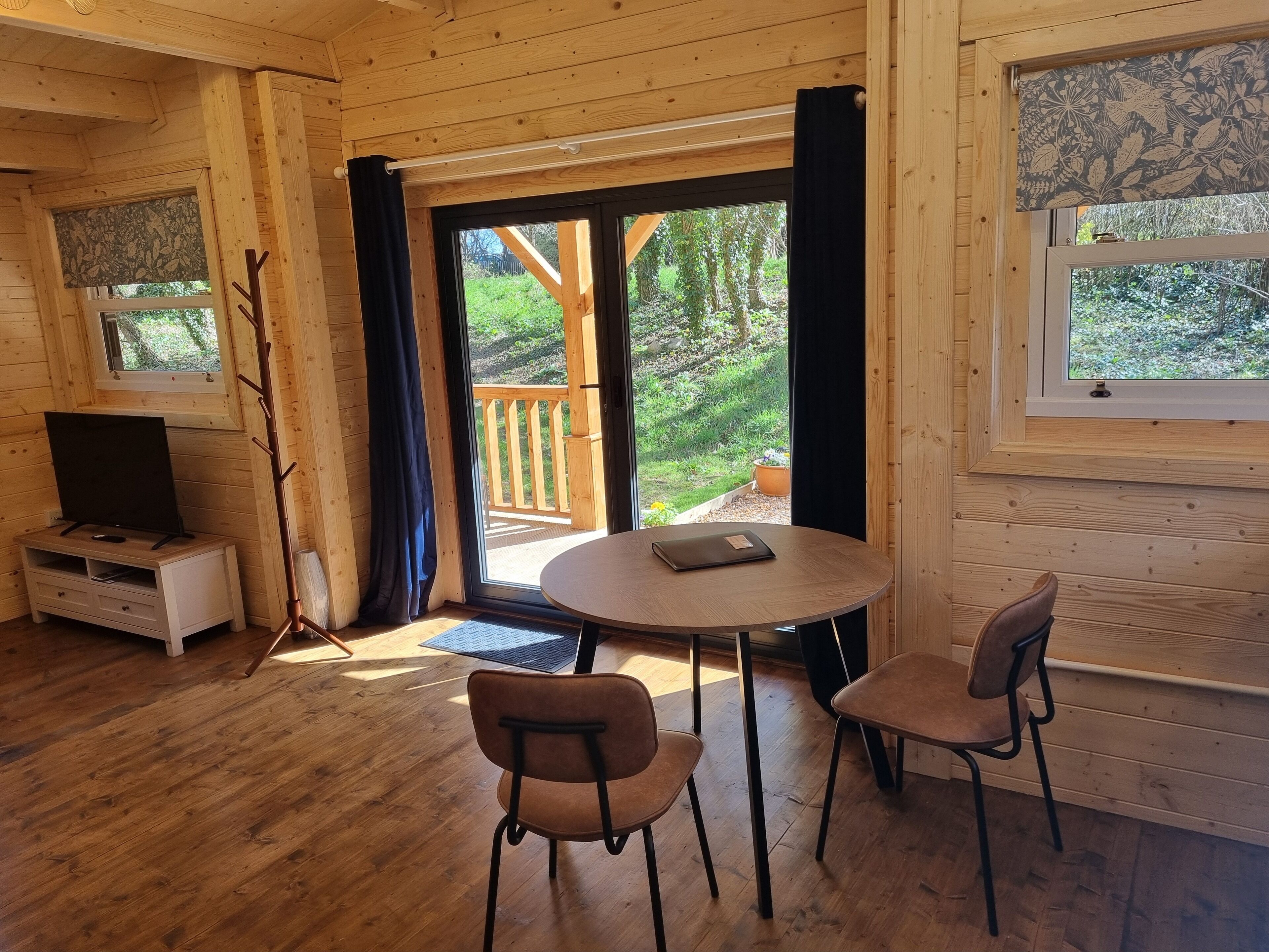 Double Room, Kitchenette (Log Cabin with  kitchen) | 1 bedroom, iron/ironing board, free WiFi, bed sheets