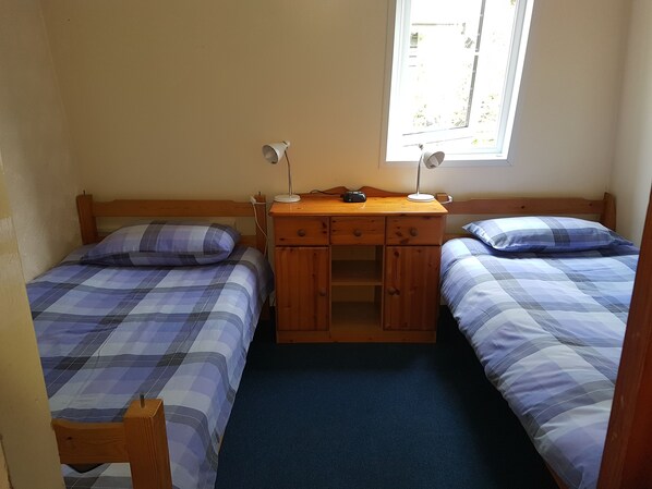 Free cots/infant beds, bed sheets - Broxbourne Riverside Chalets (Broxbourne)