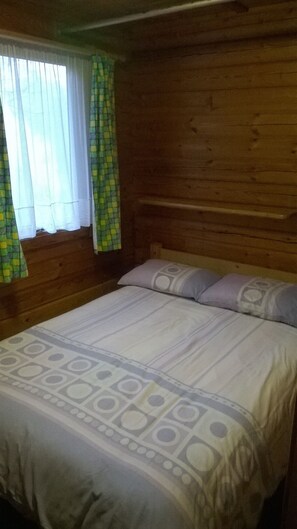 Family Chalet, 2 Bedrooms, Accessible | Free cots/infant beds, bed sheets - Broxbourne Riverside Chalets (Broxbourne)