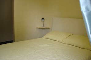 Free cots/infant beds, bed sheets - Broxbourne Riverside Chalets (Broxbourne)