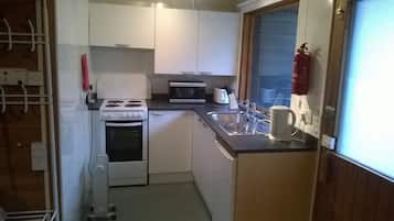 Familiealpehytte - 2 soveværelser - handicapvenligt | Privat køkken | Køleskab, mikrobølgeovn, kogeplade, elkedel