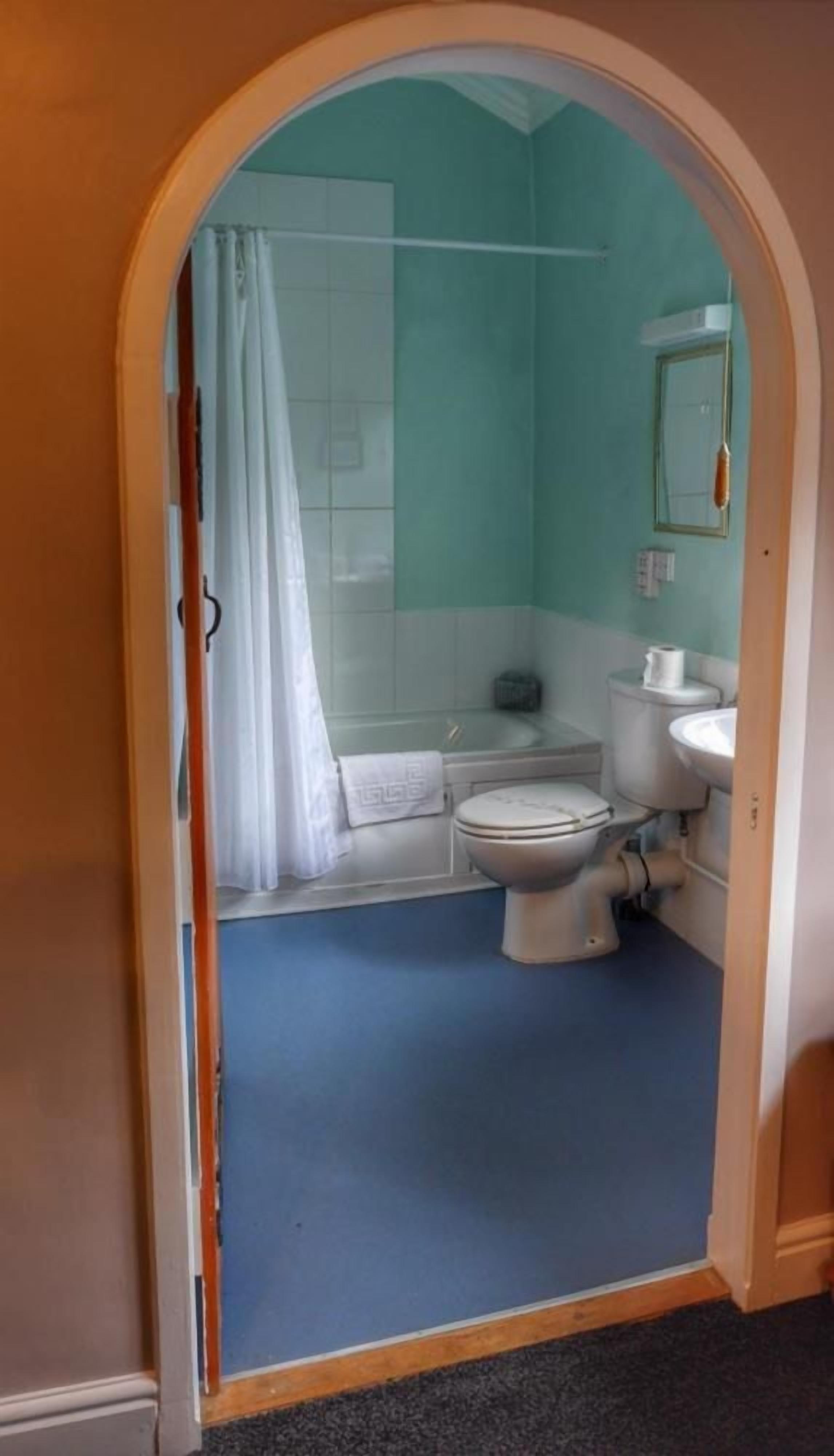 Un baño con ducha, inodoro y lavabo.