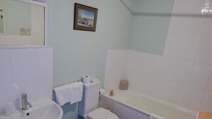 A bathroom with a sink, toilet, and bathtub. - The Fountain Inn (Lydney)