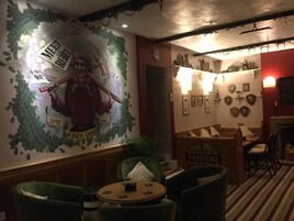 Una habitación con un mural, una chimenea y un cartel que indica un aparcamiento.