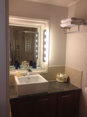 Double Room (Boathouse) | Bathroom - Croftside B&B (Chichester)