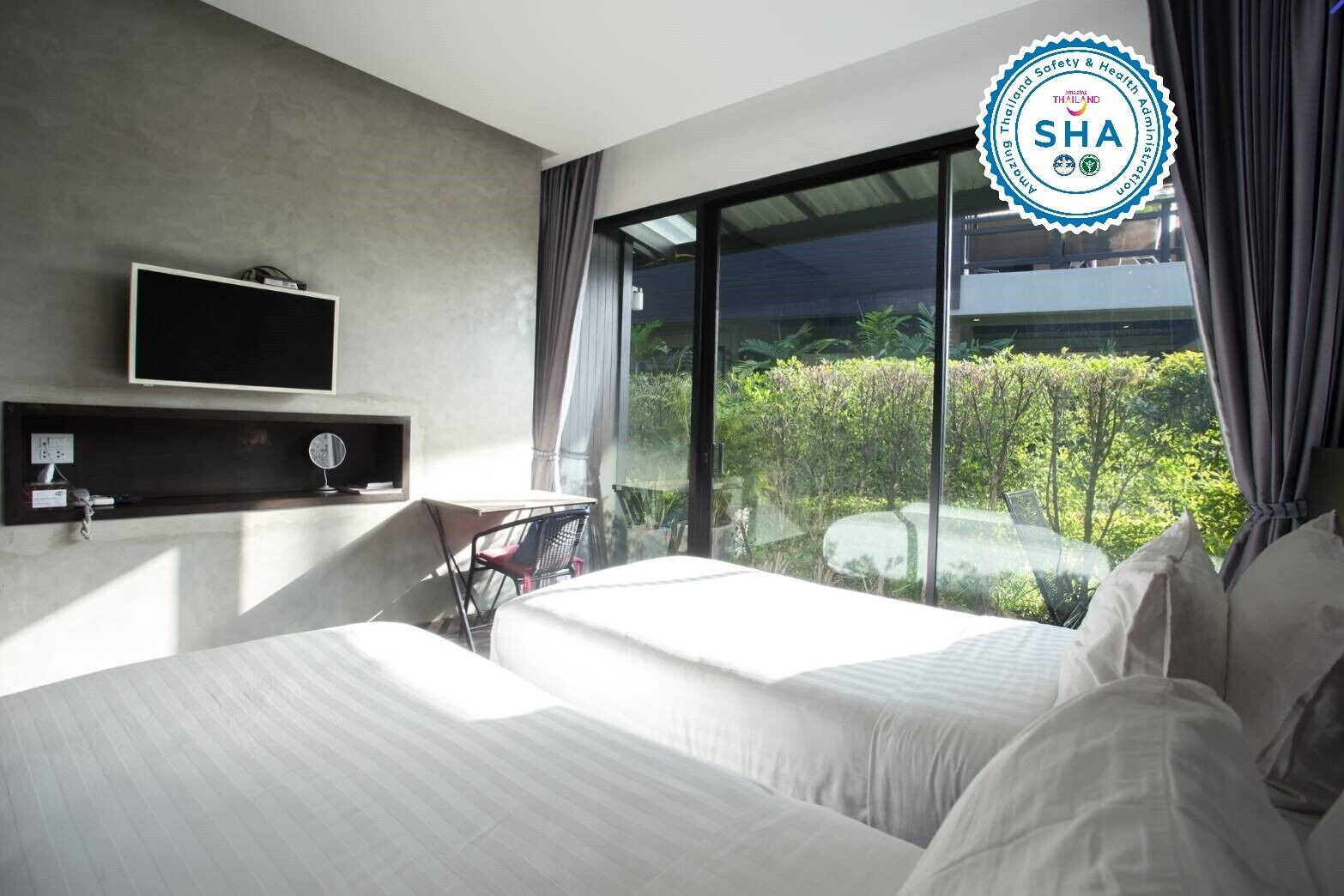 private garden view | 1 bedroom, minibar, desk, blackout curtains