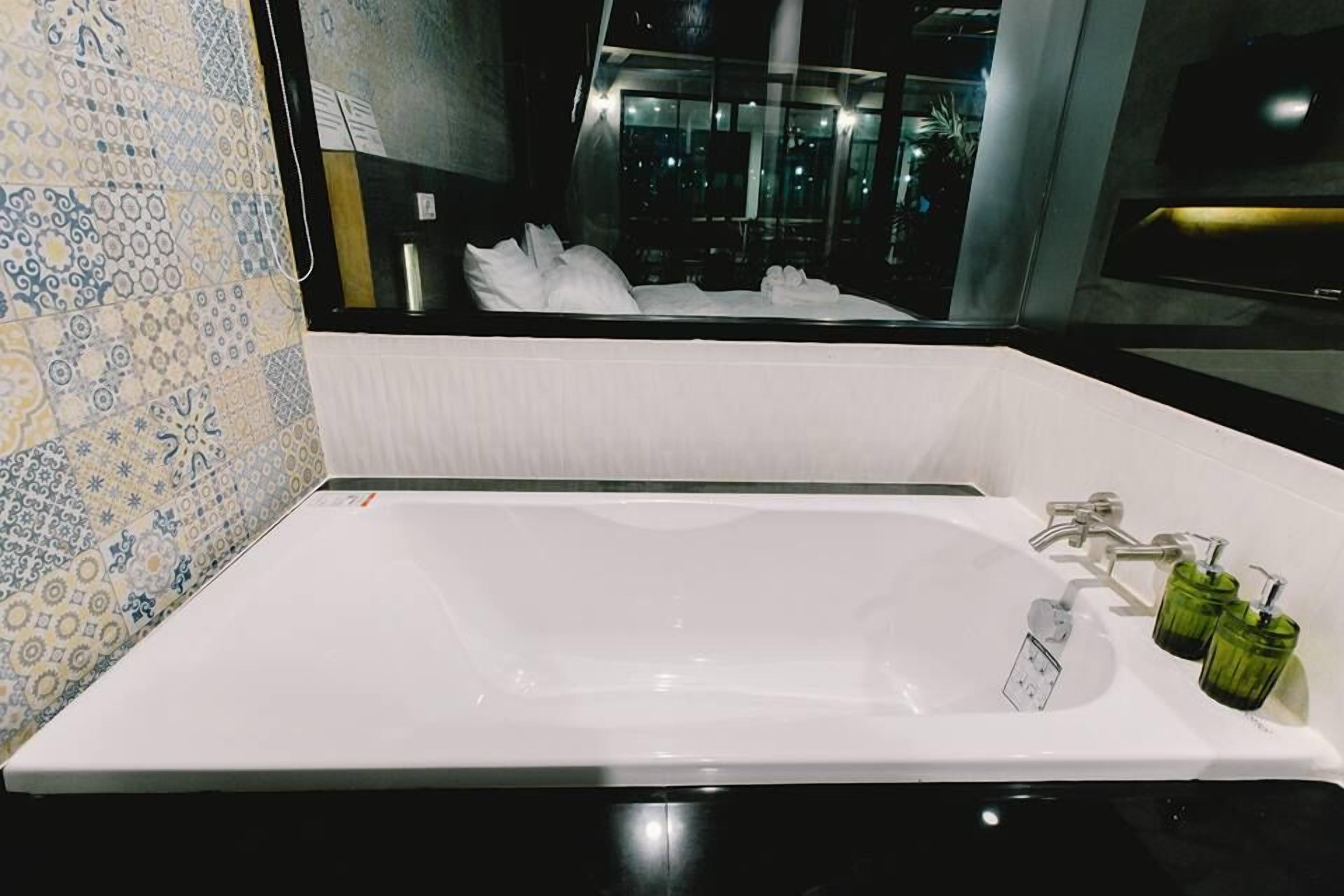 private garden view | deep-soaking bathtub