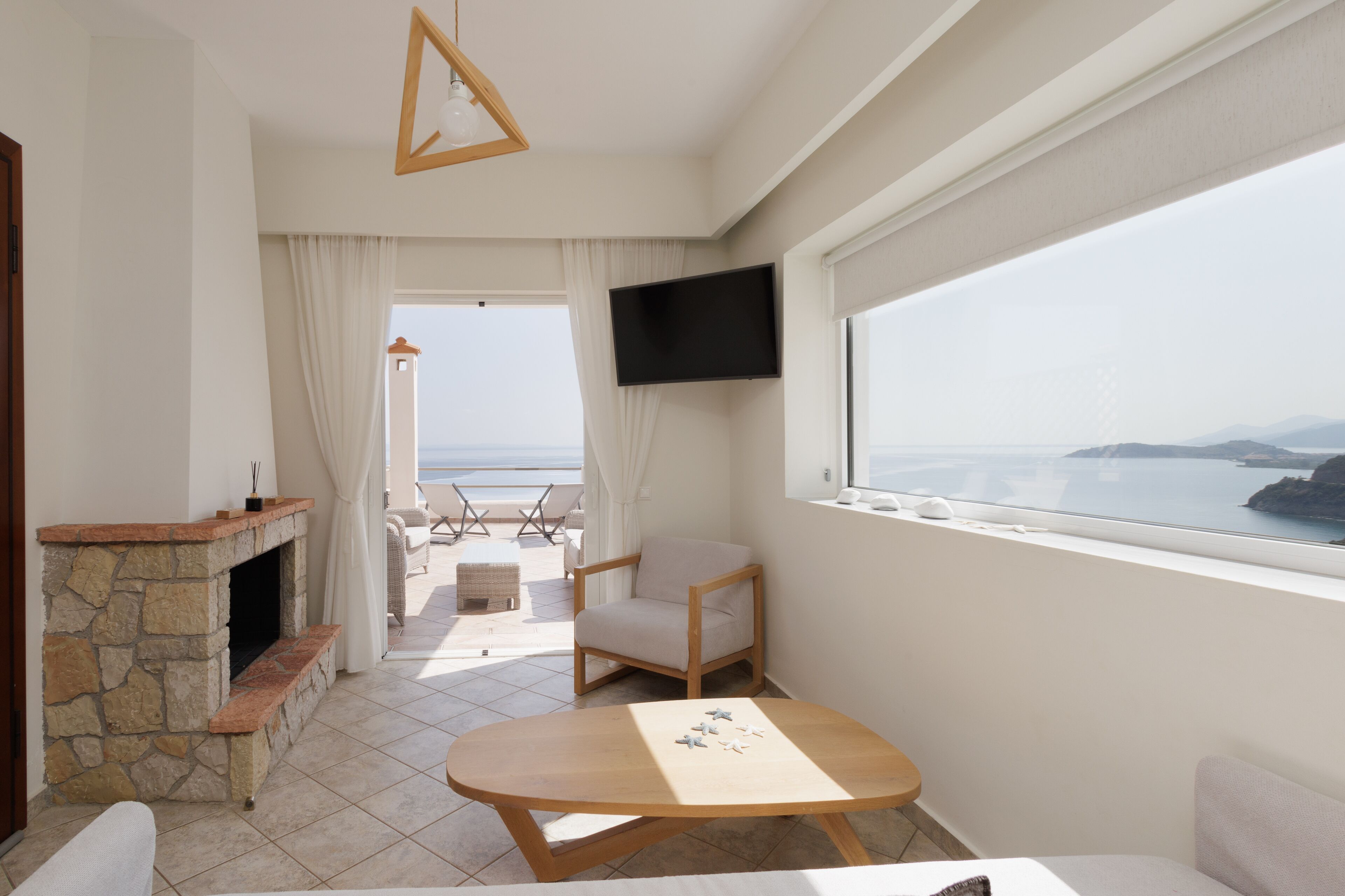 Superior Suite with Private Pool | Coin séjour | Télévision LED de 40 pouces avec chaînes numériques, télévision, Netflix