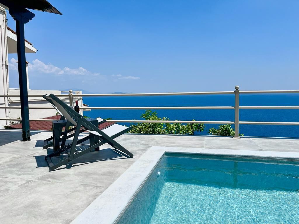 Superior Suite with Private Pool | Buitenzwembad | Een buitenzwembad, parasols voor strand/zwembad