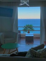 Suite estándar, 2 habitaciones (Emerald) | Sala de estar | Televisión LED de 40 pulgadas con canales digitales, una televisión