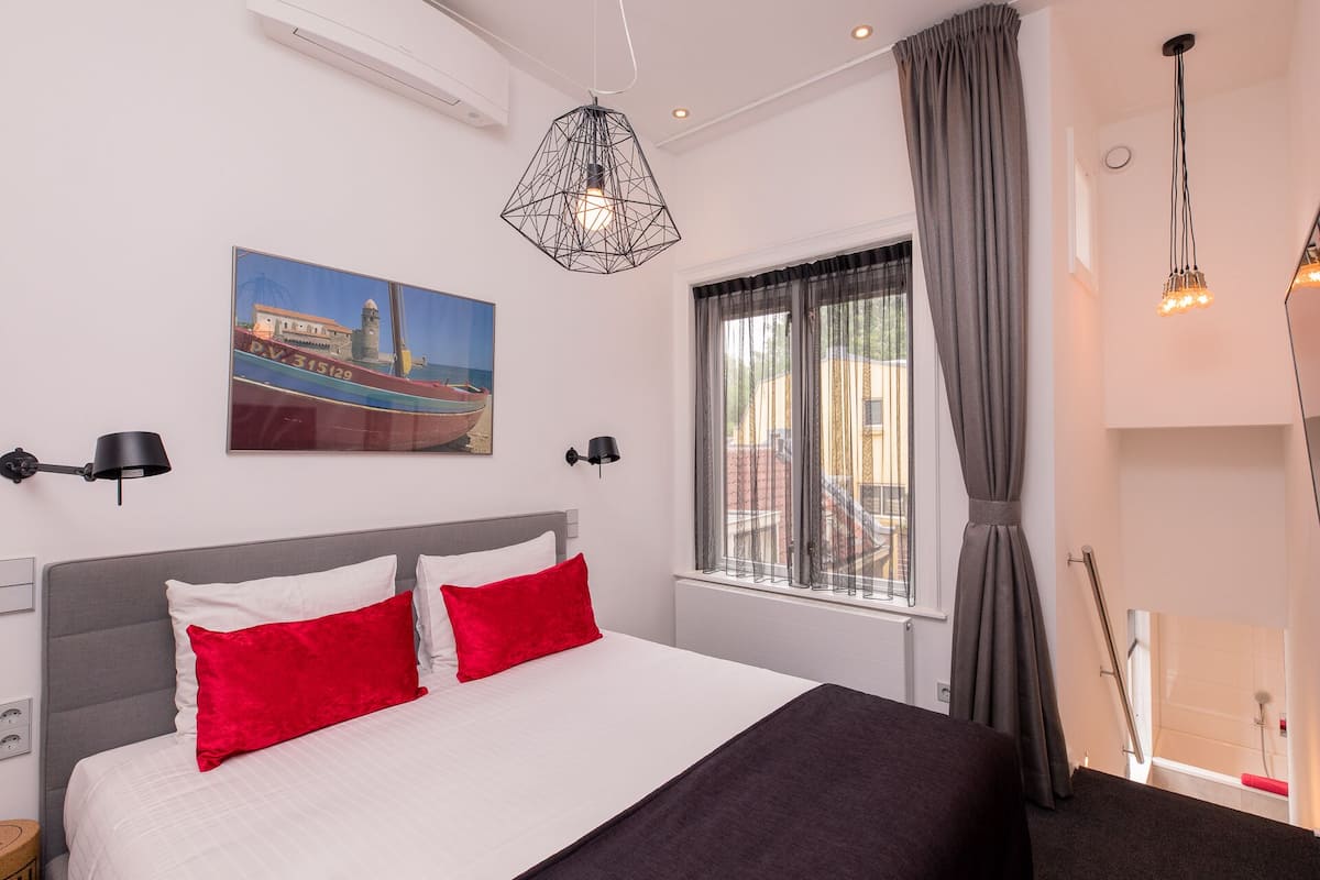 Tweepersoonskamer | Luxe beddengoed, een minibar, een kluis op de kamer, een bureau