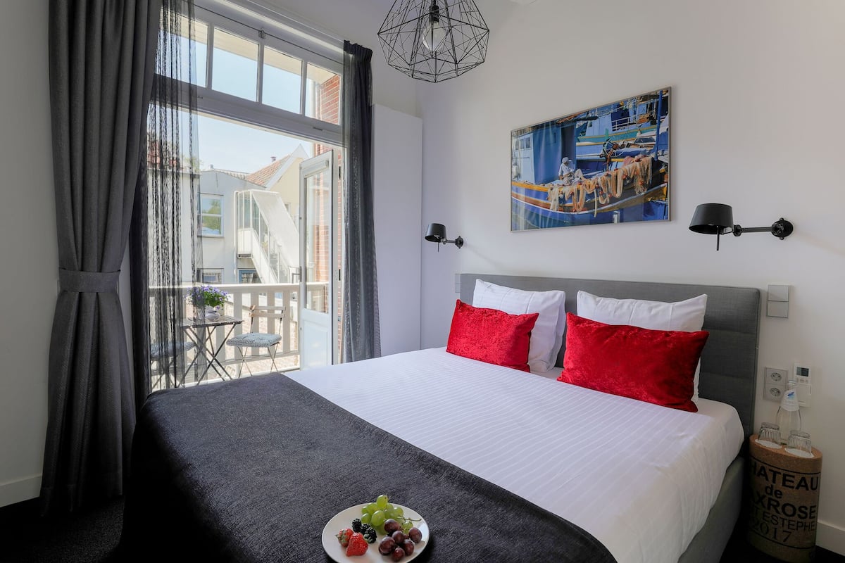 Basic Double Room, Balcony | Premium bedding, minibar, in-room safe, desk