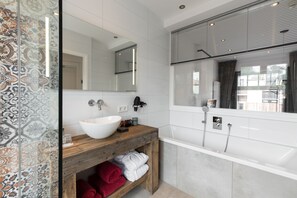 Habitación doble, balcón | Baño | Artículos de higiene personal de diseño, secador de pelo y albornoces