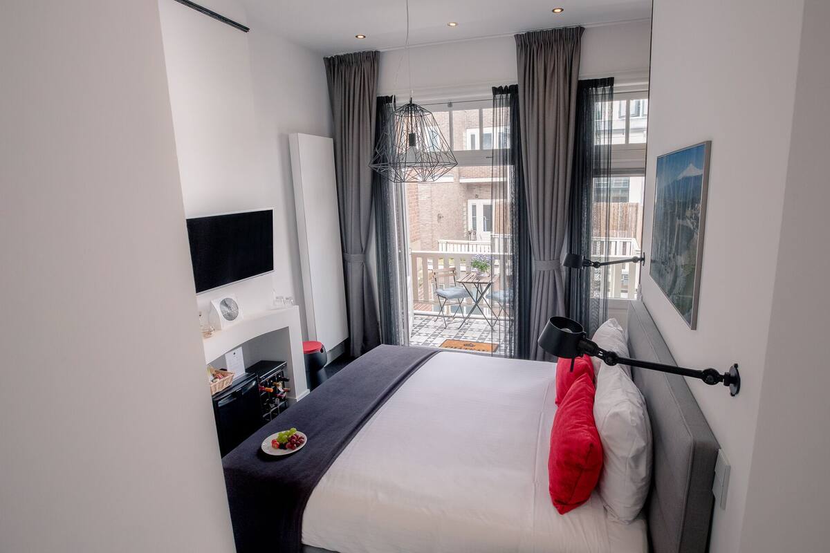 Double Room, Balcony | Premium bedding, minibar, in-room safe, desk