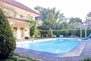 Kolam renang outdoor