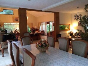 Menyajikan hidangan lokal dan internasional