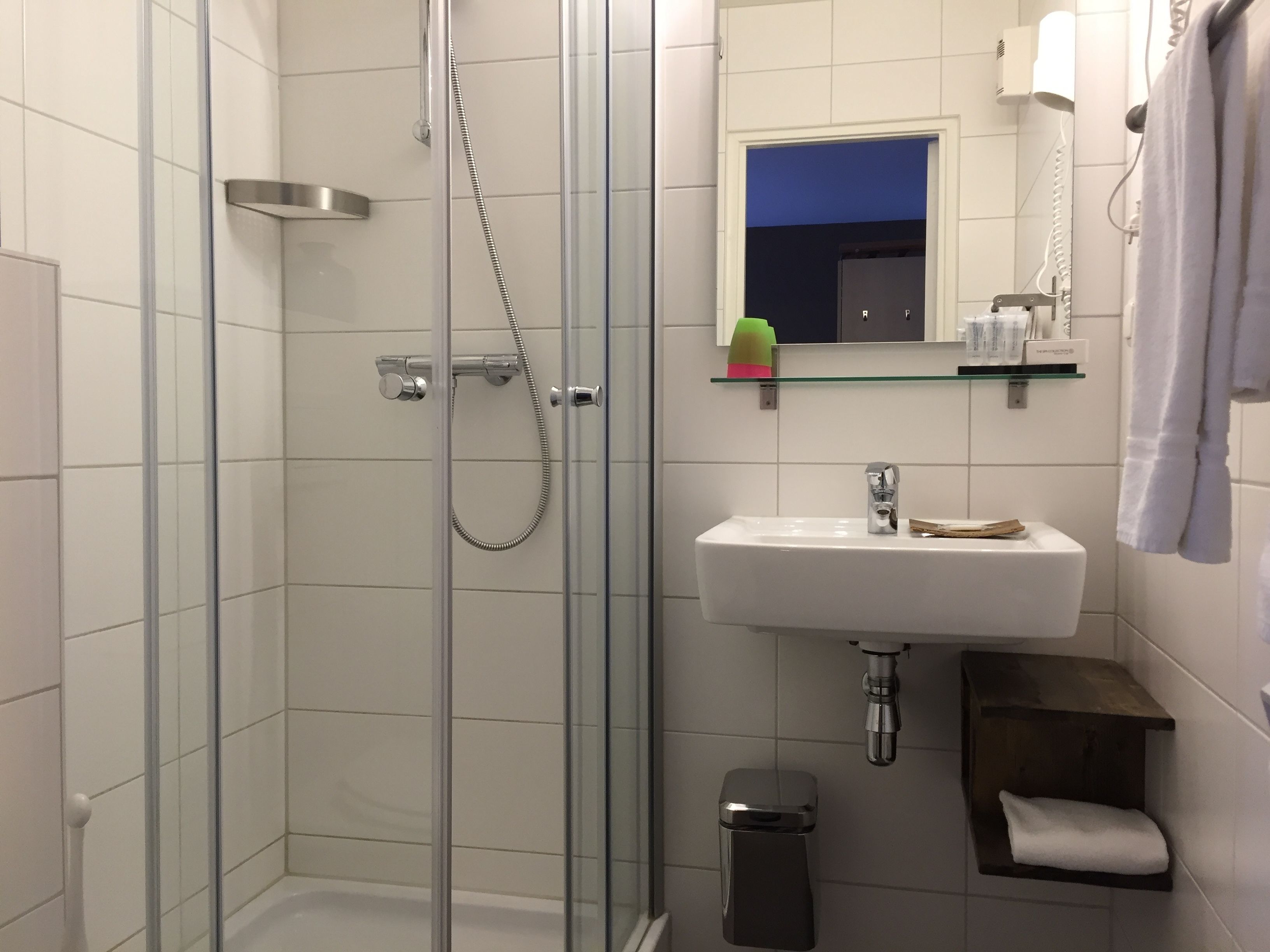 shower, free toiletries, hair dryer, towels