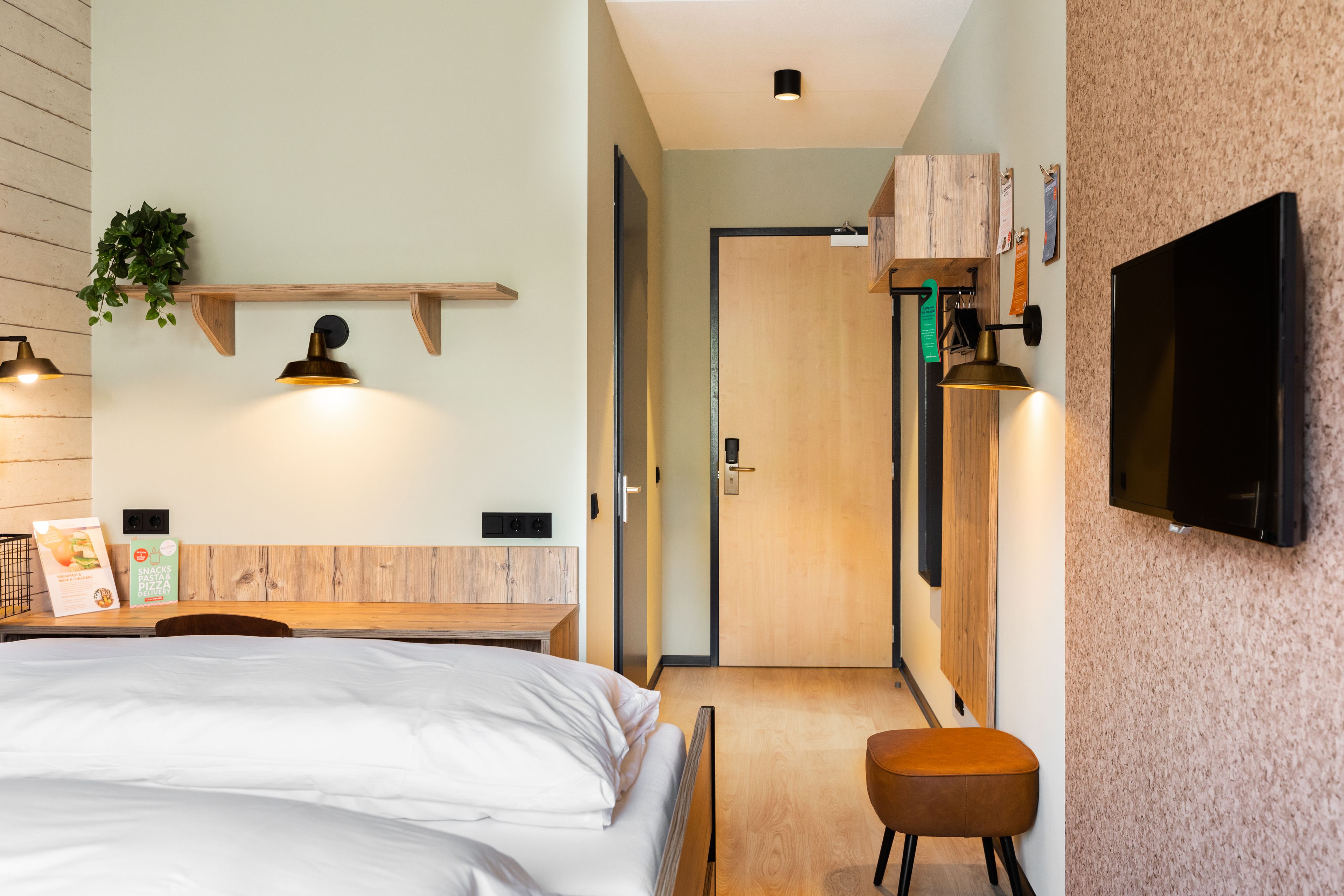 deluxe room | in-room safe, desk, blackout curtains, soundproofing