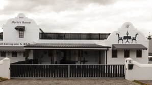 A white building with a sign reading "Myrtle's Retreat" and "Self Catering units & B&B". - Myrtles Retreat (Still Bay)