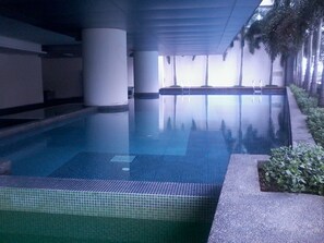 Inomhuspool och utomhuspool