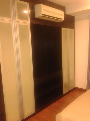 Studio Room | In-room safe, desk, iron/ironing board, free WiFi - Taragon Apartment Services (Kuala Lumpur)