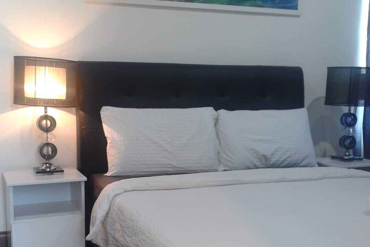 Appartement, 3 chambres | Coffre-fort, bureau, fer et planche à repasser, accès au Wi-Fi (inclus)