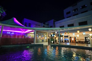 สระว่ายน้ำกลางแจ้ง