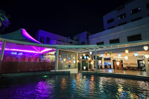 Una piscina al aire libre