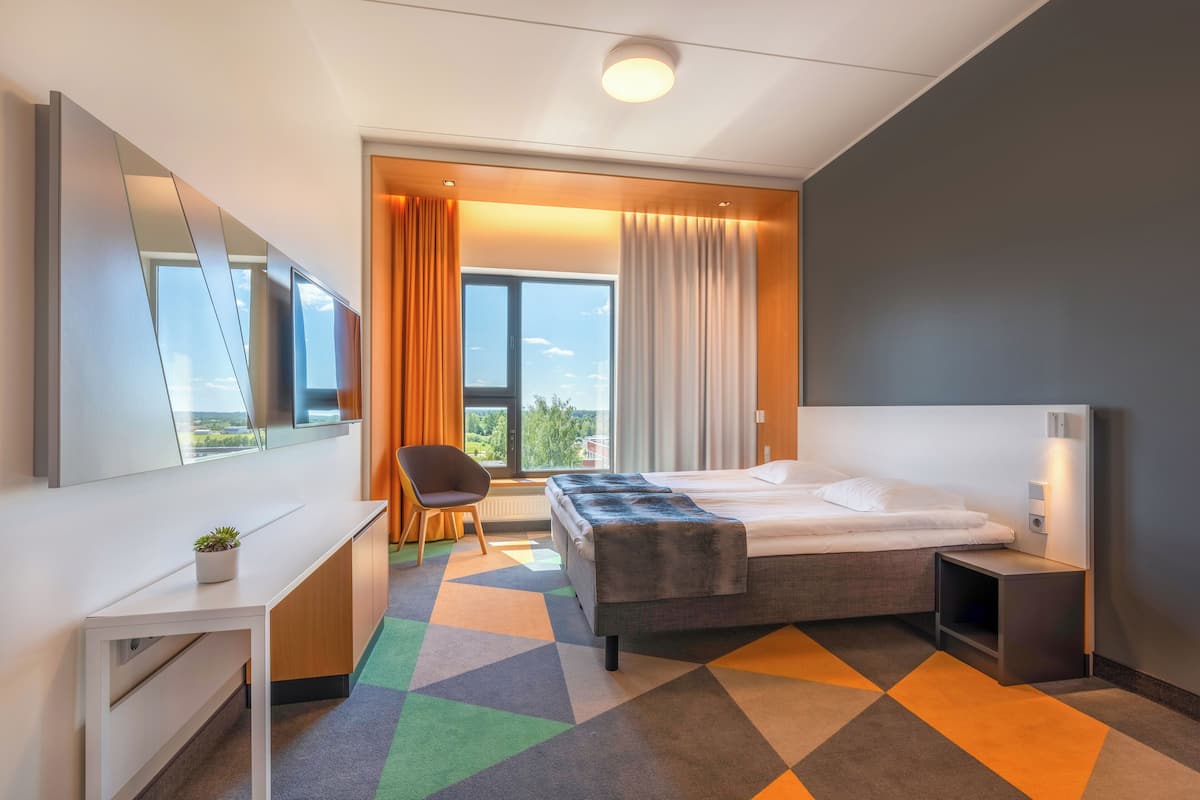 Hypoallergeen beddengoed, een kluis op de kamer, een bureau